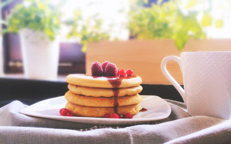 Delikatne i puszyste, śniadaniowe pięknie wyrośnięte bezglutenowe pancakes kuszą swoim wyglądem i smakiem, nikt nie przejdzie obok nich obojętnie!